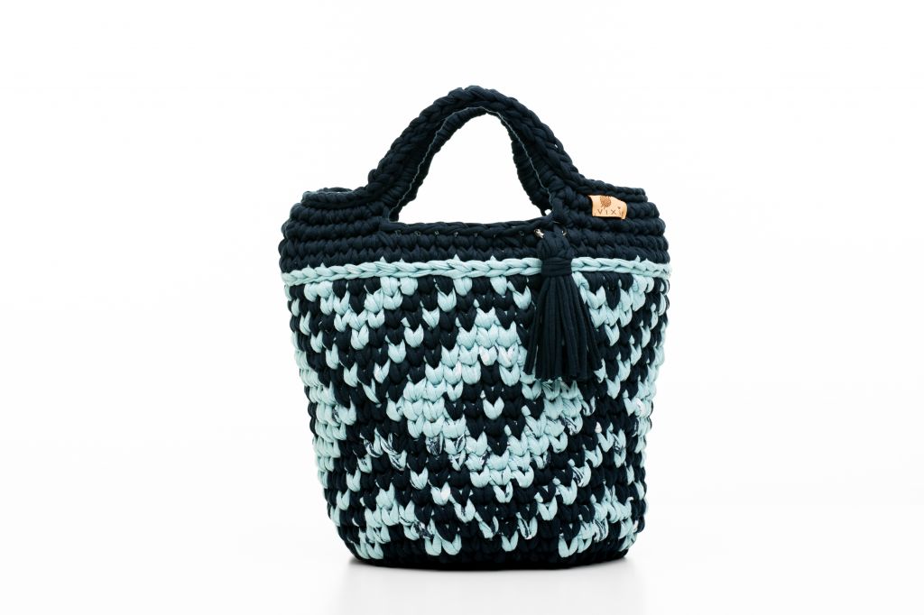 Horgolt táska sötétkék/világoskék mintával