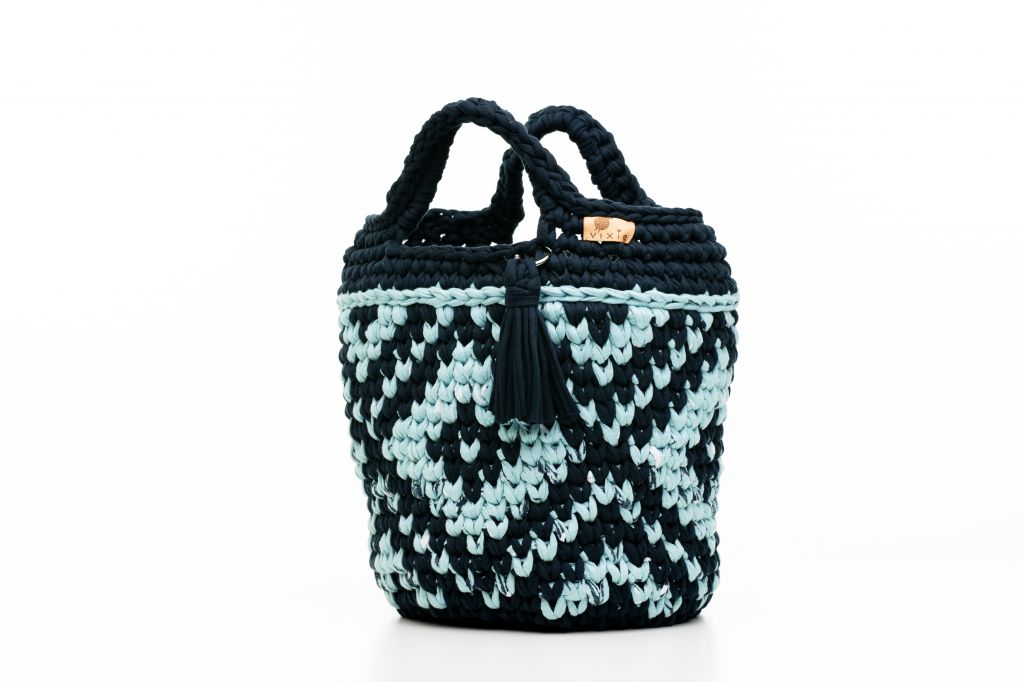 Horgolt táska sötétkék/világoskék mintával