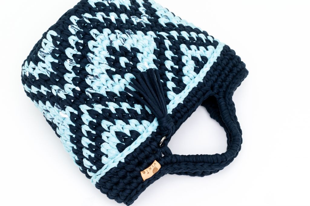 Horgolt táska sötétkék/világoskék mintával