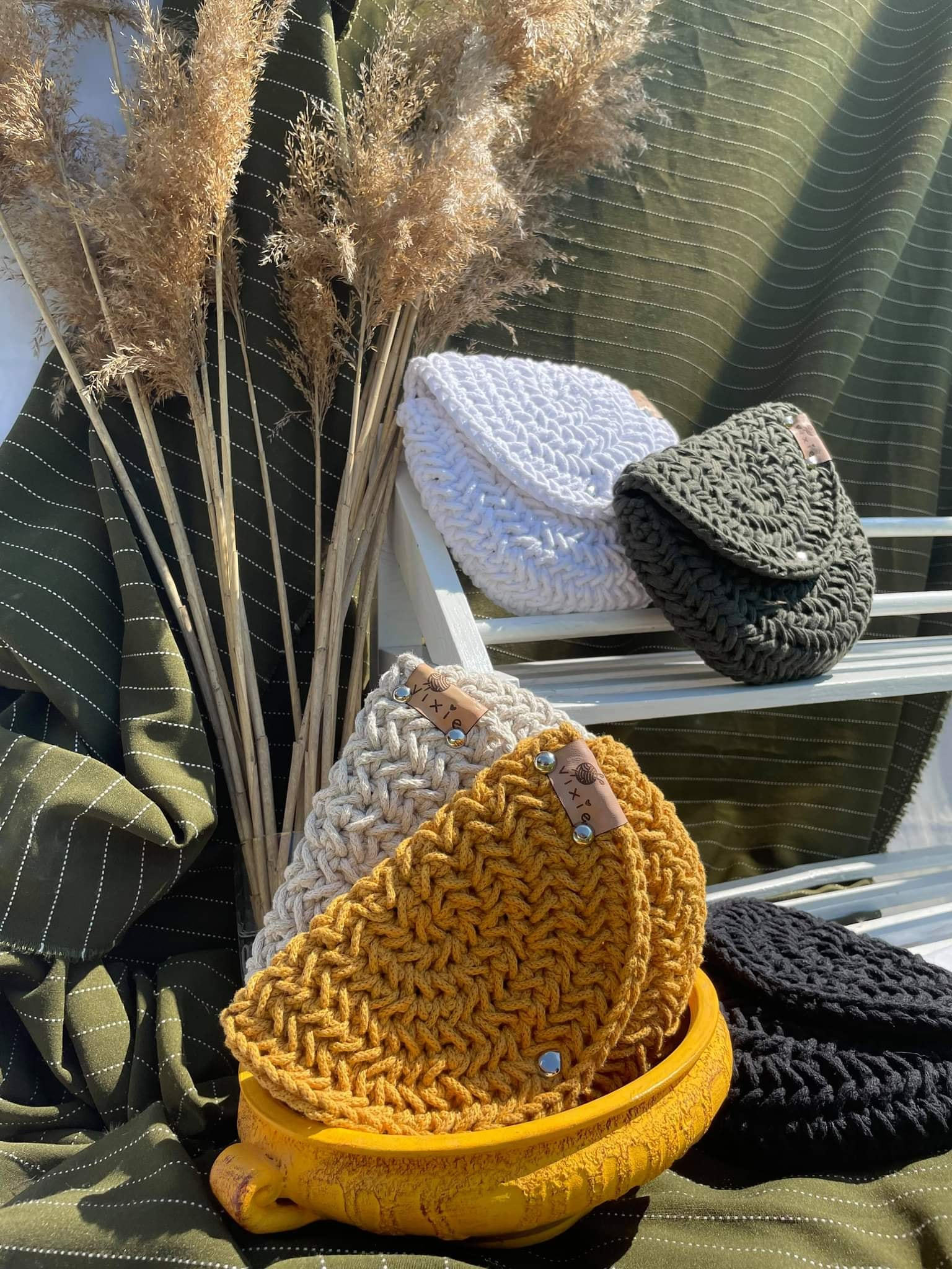 Kis válltáskák különböző színekben