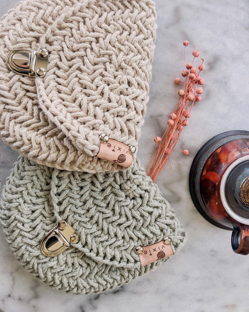 Kis válltáskák különböző színekben