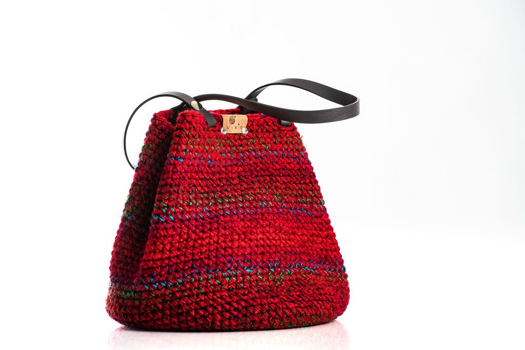 Horgolt táska színes fonalból - piros