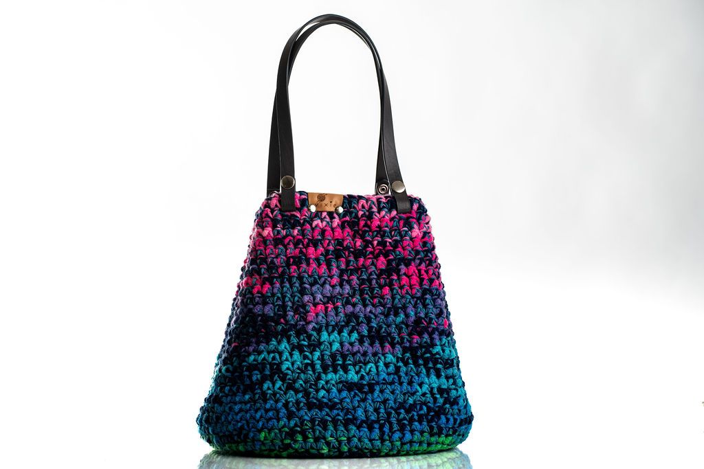 Horgolt táska színes fonalból - kék és rózsaszín