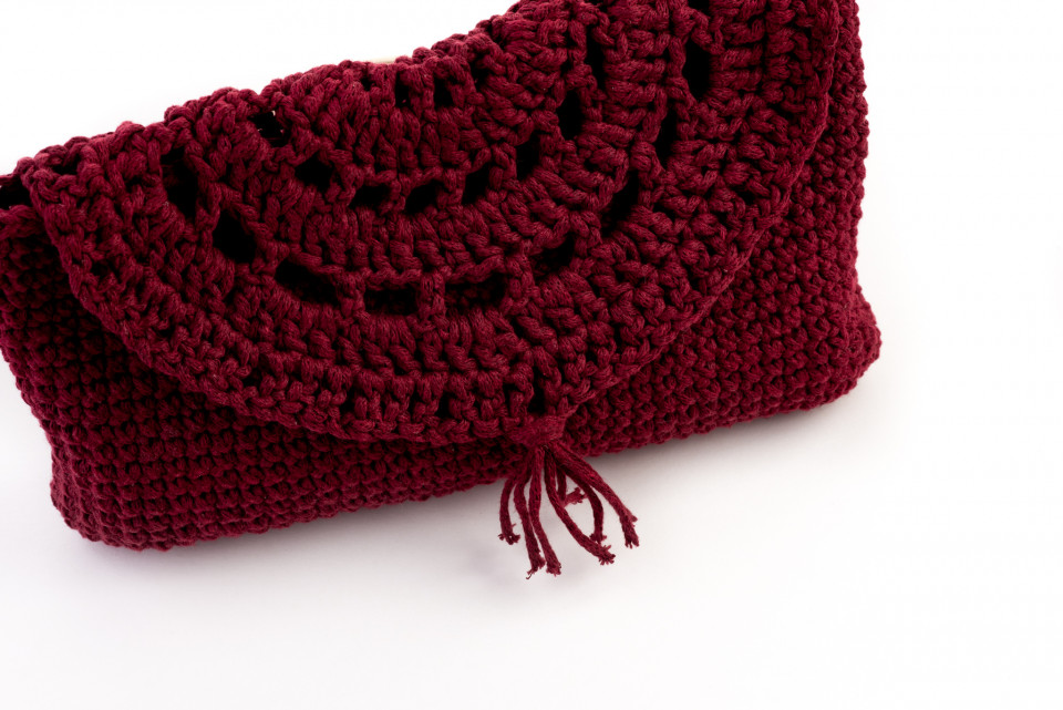 Bordó borítékos horgolt táska